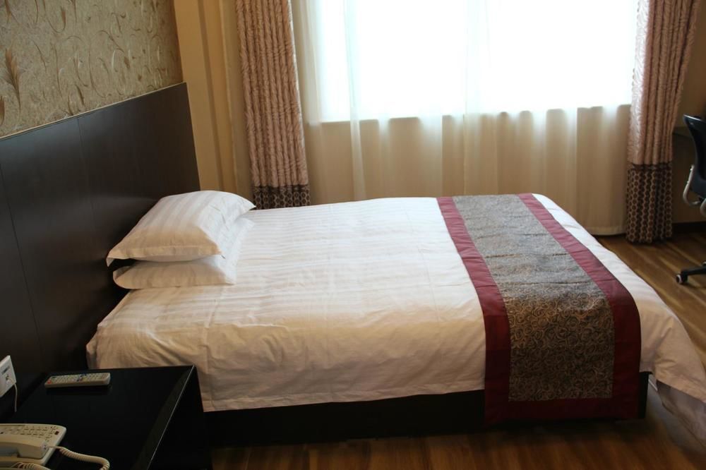 Super 8 Hotel Jinan Bagian luar foto