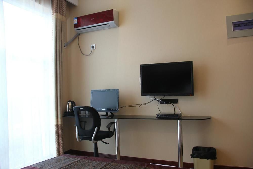 Super 8 Hotel Jinan Bagian luar foto