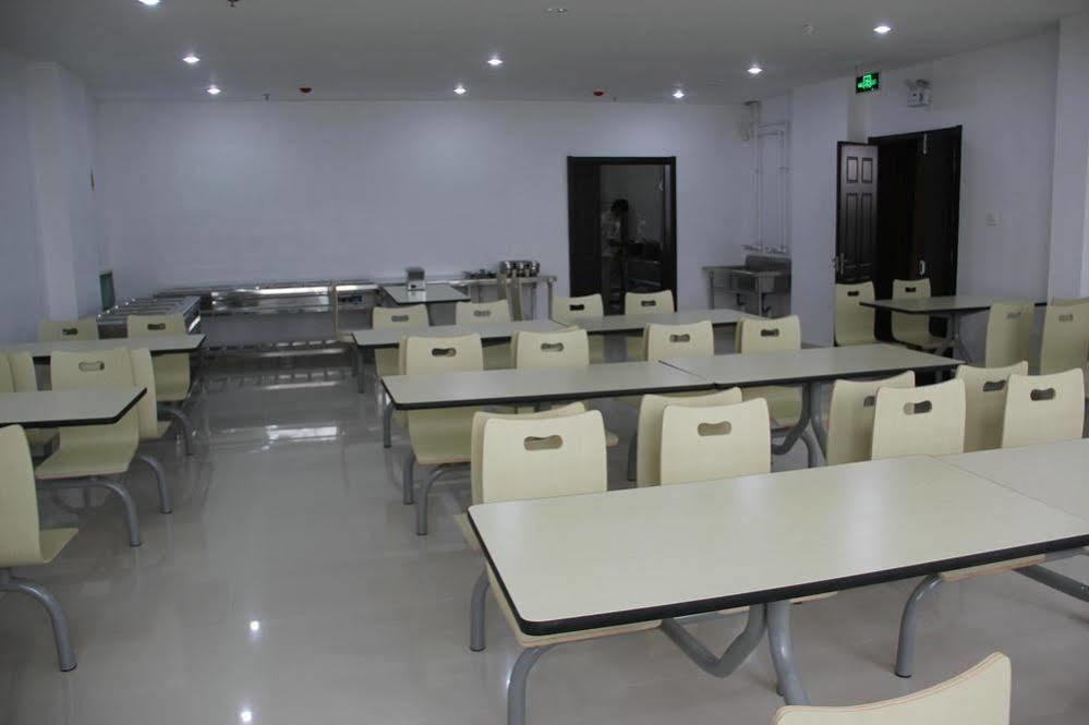 Super 8 Hotel Jinan Bagian luar foto