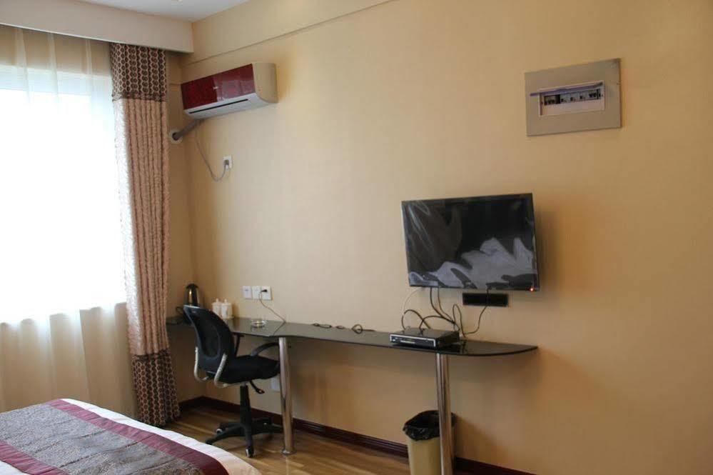 Super 8 Hotel Jinan Bagian luar foto